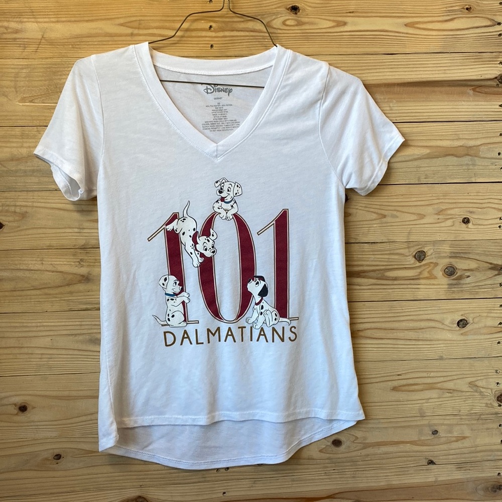 Womens Disney 101 Dalmatians V Neck hi/low short sleeve tee. Size XS. Runs big.